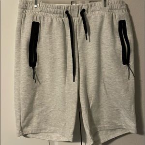 Jogger shorts with zipper pockets